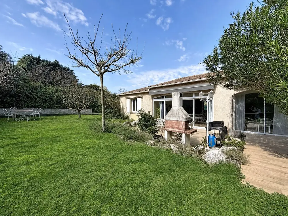 Jardin avec pelouse jaunie reverdie