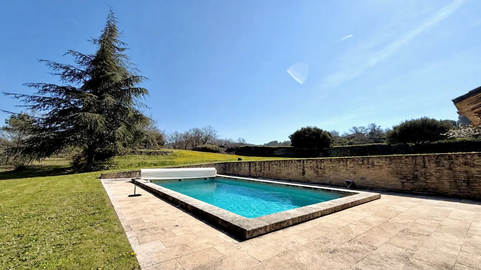 Propriété avec piscine remplie d'eau bleue