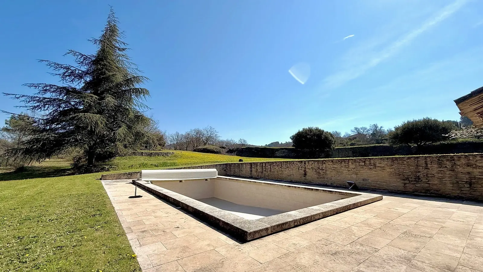 Propriété avec piscine remplie d'eau bleue