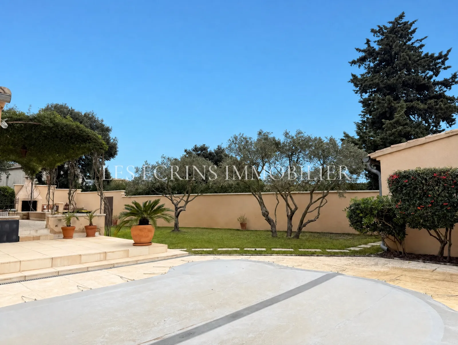 Villa avec piscine, ciel gris remplacé par un ciel bleu