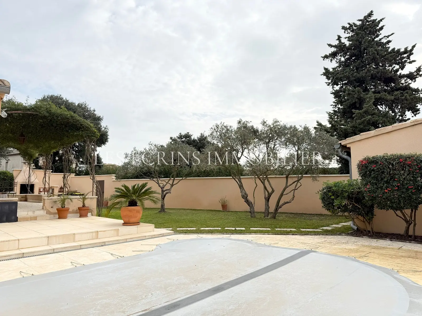 Villa avec piscine, ciel gris remplacé par un ciel bleu